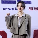 옥자연, <b>시위</b> 현장서 尹 탄핵안 가결 봤다..'엄지 척'