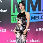 끼 넘치는 비비 '밀착 드레스로 드러난 완벽 S라인'