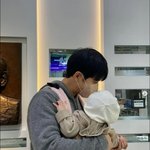 '이다인' 이승기, 10개월 딸 안고 세상 행복 "건강하고 행복하기를"