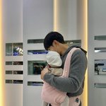 ‘이다인’ 이승기, 10개월 딸 끌어안고…아빠된 거 <b>실감</b>나네