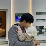 이승기, 분홍 아기띠 하고 품에 안은 딸…<b>부녀</b> 투샷 첫 공개