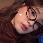 율희, <b>뿔테</b> 안경 쓰니 더 스타일 있네