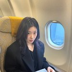 채령, 기내에서 빛나는 '럭셔리 미모'...<b>검정</b> 코트로 화려함 더해