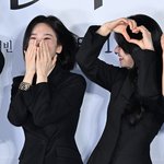 송혜교, 전여빈의 거침없는 <b>리본</b>하트에 터진 웃음 [포토엔HD]