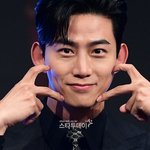 옥택연, 4년 사귄 여친과 길거리 데이트...선남<b>선녀</b> 커플