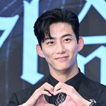 옥택연 공개연애 4년째 핑크빛, 비연예인 여자친구와 길거리 데이트