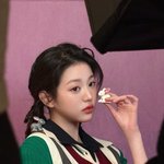 장원영, 베이비 페이스 돋보인 화보 비하인드…우아함까지 다 가졌네