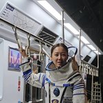 공효진, 우주복 입고 기대·걱정에 이민정 "<b>순항</b>하길" 격려