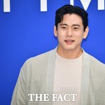 [단독] 유태오, 오늘(18일) 부친상…아내 니키리와 출국 예정