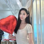 흰 <b>티</b>, 청바지, 토끼 머리띠...조현, 남心 자극 '여친룩'