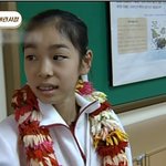 반 친구들의 축하에 기뻐하는 피겨퀸 <b>연느</b>