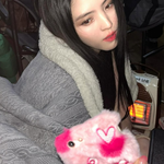 한소희는 물만 들어도 예쁘네…난로 앞 '셀카 삼매경' [<b>MD</b>스타]