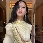 효민, 노팬티·노브라? 파격 노출…절개 드레스 ‘섹시美’ [<b>DA</b>]