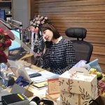 생방송 중 결국 오열…12년만 <b>DJ</b> 하차 "행복했다" (오늘...