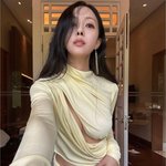 효민, 가슴골·허벅지 노출 드레스…아찔한 섹시미