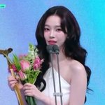 [드루와] 헐 카리나 연예대상 <b>신인상</b> 받았다