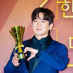 [사진]이민우,'트로피에 <b>하트</b>'