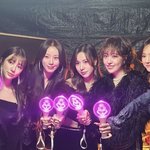 "인<b>급동</b> 1위"...윤은혜, '베복' 단체샷으로 불화설 보란...