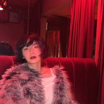 '채종석과 열애설' 나나, 새빨간 <b>조명</b>도 이기는 이목구비..화려하네
