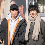 [댓글부탁해] [포토] 이희준 송중기, 동네 삼촌 <b>처럼</b>