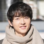 [댓글부탁해] [포토] 송중기, 간식 <b>산타</b>의 눈빛