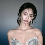 주결경, 한국 떠나더니 과감하네...가슴 <b>라인</b> 노출 '파격 드레스