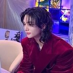 레드카펫 대기타던 <b>타팬</b>까지 깜놀한 현진 오늘자