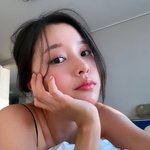 박성광 아니었다…<b>이솔</b>이, 침대 셀카 뒤에 男 정체는