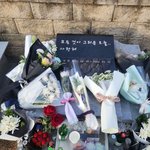 이선균 묘소 찾은 <b>윤희석</b> "그리움 여전히 선명해"