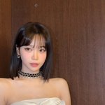 르세라핌 김채원, 직각 어깨 드러낸 과감 오프숄더룩