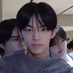 어케 이런애가 데뷔했지