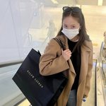 크리스탈, 쇼핑 중인 모습 '포착'..마스크 써도 눈에 띄는 비주얼[스타IN]