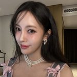 리본+프릴+핑크 부츠까지..유니크한 패션도 완벽 소화[스타<b>IN</b>]