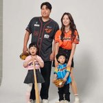 <b>류현진</b>배지현, 점점 닮아가네…한화 유니폼 입은 가족사진 공개 “좋은...