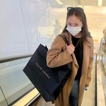 크리스탈, 연말 쇼핑 제대로 즐겼네…마스크로 가려도 아름다운 미모