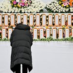 손잡고 온 40대 서울서 새벽에 달려온 자영<b>업자</b>.10대 학생들까지