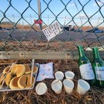 "<b>기장</b>님 감사합니다"…활주로 철조망에 흩날리는 손편지 [제주항공...