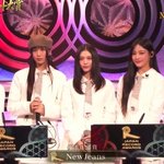 마음 담아” 뉴진스, 日 생방송 무대 올랐다..<b>옷깃</b>엔 검은 리본