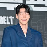 김우빈, 산타가 여기있었네...어린이 <b>병동</b>에 '깜짝' 성탄 선물