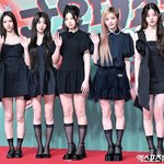 "애도의 마음으로" 아일릿, 검은 리본 달고 日 '홍백가합전'서...