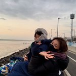  子 소중하게 끌어안고 새해 인사 "<b>희망</b>의 빛이 번져나가길"