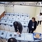 선관위 부정<b>투표지</b> 집어넣는 장면  캡쳐