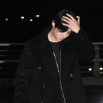  슬픔에 떨군 고개→검은 <b>리본</b> 단 이즈나‥달라진  공항 풍경[스타와치]