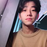 얘왤케잘생겼냐