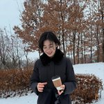 정은채, 김충재와 데이트 하나봐…눈사람 만들며 행복 미소