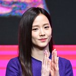 지수, 보라색이 촌스럽다고? 청순 미모+슬<b>렌</b><b>더</b> 몸매로 ‘완벽 소화’