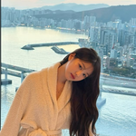  허리가 한 줌이네…샤워가운 입고 '럭셔리 호캉스' [<b>MD</b>스타]