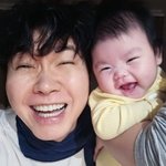 '김다예' 박수홍, 생후 80일 딸 눈웃음 자랑... "붕어빵 <b>부녀</b>"