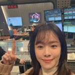 한지민, 새해인데 또 어려졌네..라디오 부스서도 미모 열일