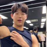 194cm 폭풍성장 근황..우락부락 팔근육으로 물구<b>나무</b> '거뜬'